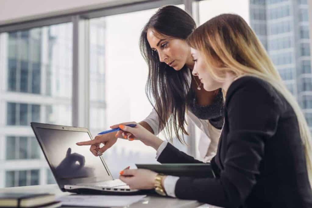 A Kyle managed service provider assisting a businesswoman on her laptop.